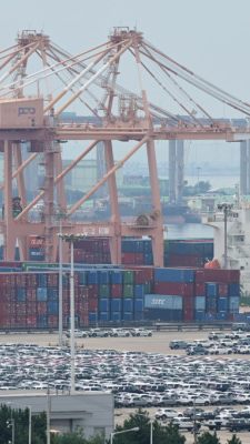 Kräne und Container im Hafen im südkoreanischen Pyeongtaek