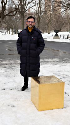 Künstler und Goldwürfel "The Castello CUBE" 2022 im Central Park