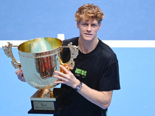 Peking-Sieger Sinner mit Trophäe