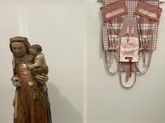 Care-Arbeit gestern und heute: Madonna (um 1320) und eine Schürze von Birke Gorm (2023)