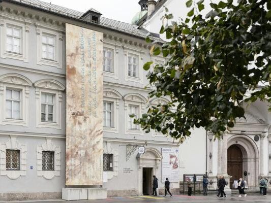 Auszüge aus jüdischem Gebet an Fassade des Museums