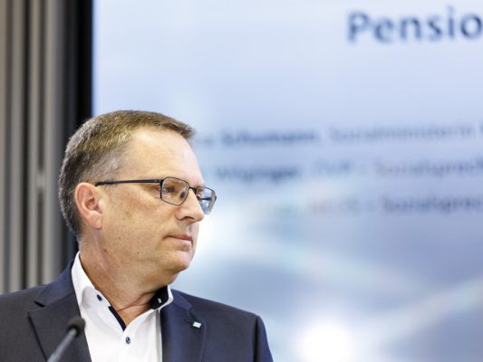 Wöginger bei einer Pressekonferenz im September