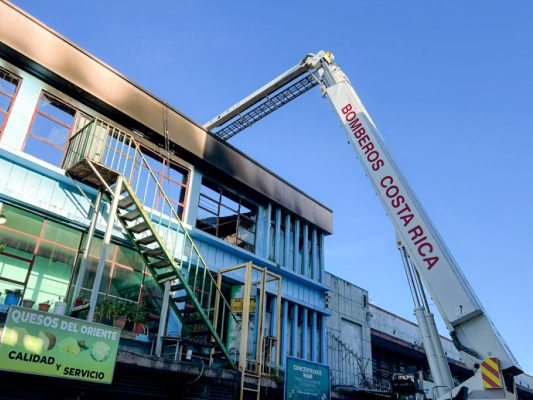 Notausgang des Hotels durch Metalldrähte blockiert