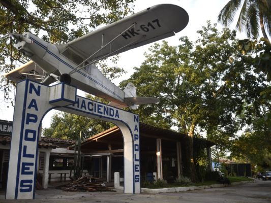 Eingang zur Haciena Napolés von Drogenboss Pablo Escobar