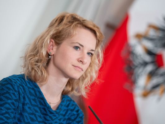 Holzleitner-will-quot-Solidarbeitrag-quot-von-Medizinabsolventen