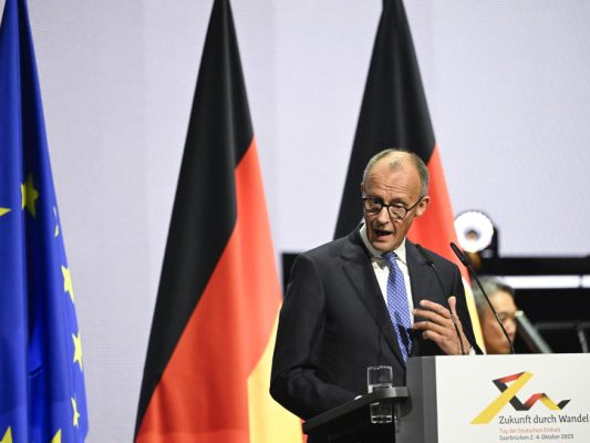 Merz-beschw-rt-gemeinsame-Kraftanstrengung-f-r-neue-Einheit