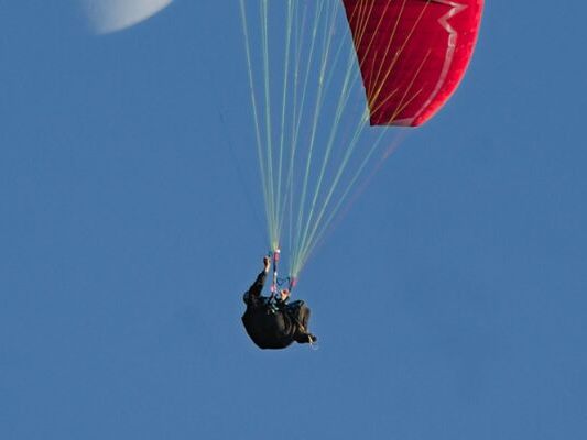 Paragleiterin-st-rzte-in-K-rnten-auf-Schotterstra-e-ab