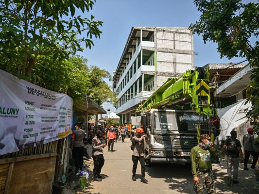 Tote-und-Vermisste-nach-Schuleinsturz-in-Indonesien