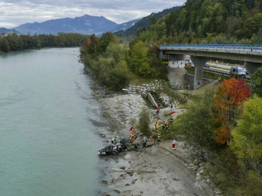 Auto stürzte von A12 in den Inn