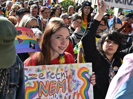 Trotz Verbot gut besuchte Pride-Parade in Pécs