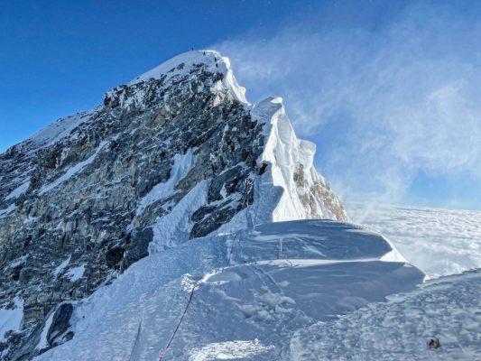 1000-Menschen-sitzen-am-Mount-Everest-wegen-Schneesturm-fest