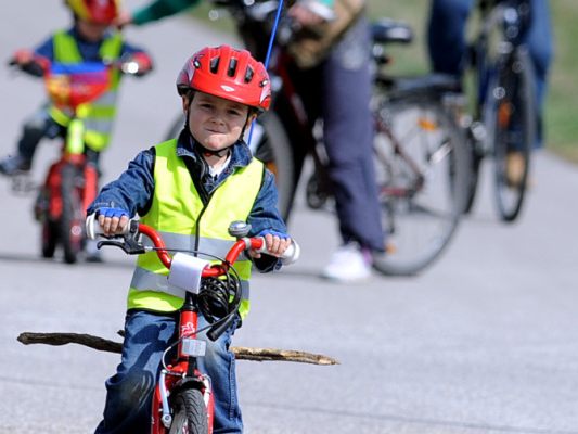 Warnwesten sollen Kinder im Straßenverkehr sichtbarer machen
