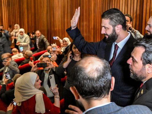 Präsident al-Sharaa bei der Stimmabgabe