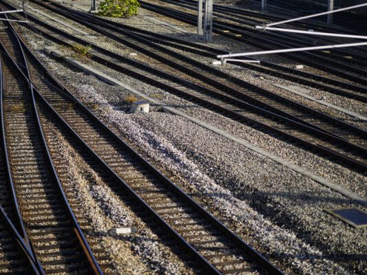 Ein Pkw ist in Tirol auf den Gleisen gelandet