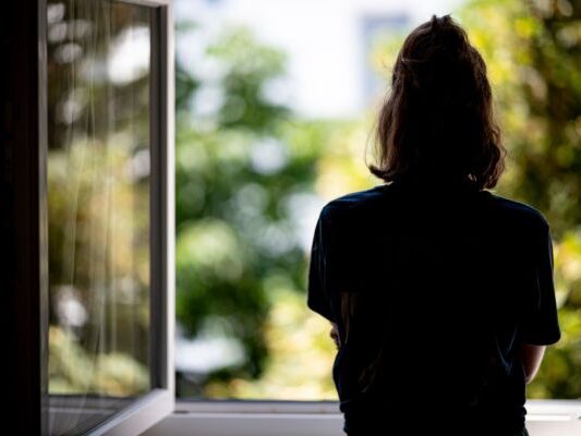 Junge fühlen sich noch mehr unter seelischem Druck als Ältere Junge fühlen sich noch mehr unter seelischem Druck als Ältere