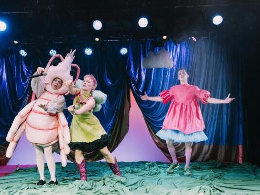 Ferdinand-Raimund-als-Flower-Power-Musical-im-Rabenhof