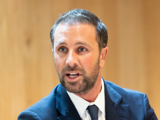 Dornauer saß neben ehemaligen Kolleginnen und Kollegen