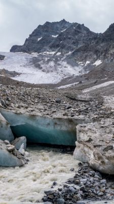 Auf schmutzigen, verinselten Resteisflächen geht die Schmelze schnell