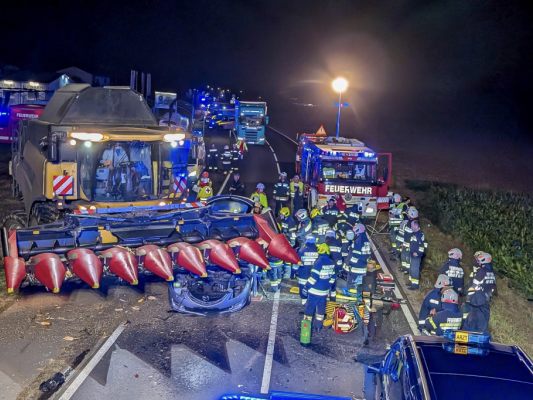 Das Mähwerk drückte den Wagen ein Das Mähwerk drückte den Wagen ein