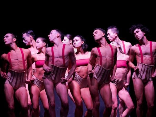 Die Tanzproduktion "Verlockung" stellte die Frage nach Individualität Die Tanzproduktion "Verlockung" stellte die Frage nach Individualität