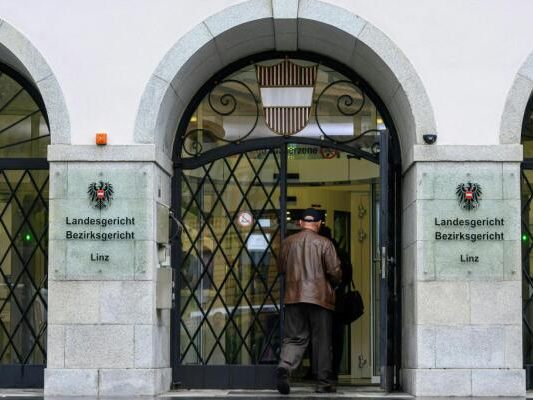 15-Jährige soll mehrmals auf 20-Jährige eingestochen haben 15-Jährige soll mehrmals auf 20-Jährige eingestochen haben