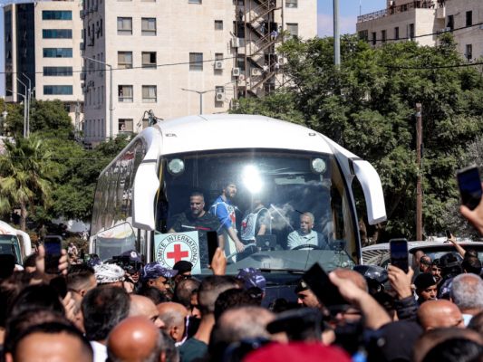 Busse mit freigelassenen Palästinensern in Ramallah eingetroffen