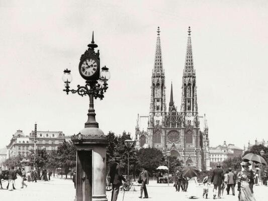 "urbanize!" lädt zur Zeitreise: Uhr vor der Votivkirche "urbanize!" lädt zur Zeitreise: Uhr vor der Votivkirche
