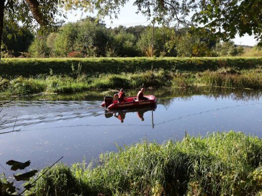 Suche der Feuerwehr auf dem Bützow-Güstrow-Kanal Suche der Feuerwehr auf dem Bützow-Güstrow-Kanal
