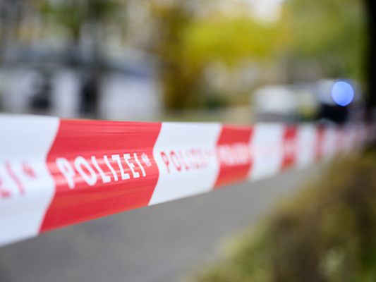 Zahlreiche Einrichtungen mussten damals abgeriegelt werden (Themenbild) Zahlreiche Einrichtungen mussten damals abgeriegelt werden (Themenbild)