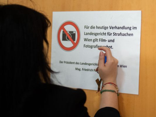 Im Gerichtssaal gilt wieder ein Fotografier- und Filmverbot Im Gerichtssaal gilt wieder ein Fotografier- und Filmverbot