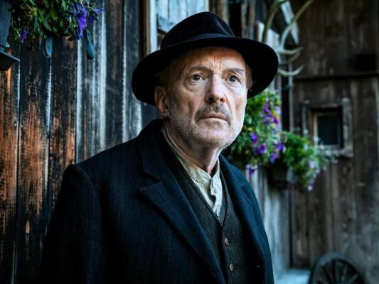 Josef Hader als Schuster Julius Kraus in der Romanverfilmung "Sturm kommt auf" Josef Hader als Schuster Julius Kraus in der Romanverfilmung "Sturm kommt auf"