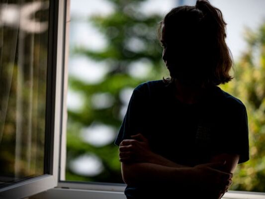 OECD-Studie-warnt-vor-wachsender-Einsamkeit-bei-Jung-und-Alt