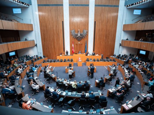 Einer von drei FPÖ-Abgeordneten "ausgeliefert" Einer von drei FPÖ-Abgeordneten "ausgeliefert"