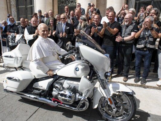 Papst Leo auf der weißen BMW-Maschine am Petersplatz Papst Leo auf der weißen BMW-Maschine am Petersplatz