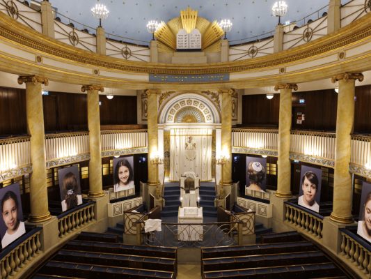Kunstprojekt von Gottfried Helnwein im Wiener Stadttempel Kunstprojekt von Gottfried Helnwein im Wiener Stadttempel
