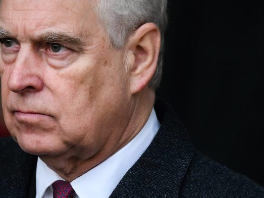 Prinz Andrew gibt seine Titel zurück Prinz Andrew gibt seine Titel zurück