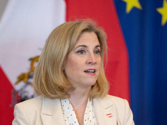 Die Außenministein will Bürger bei Sicherheitsstrategie einbinden Die Außenministein will Bürger bei Sicherheitsstrategie einbinden