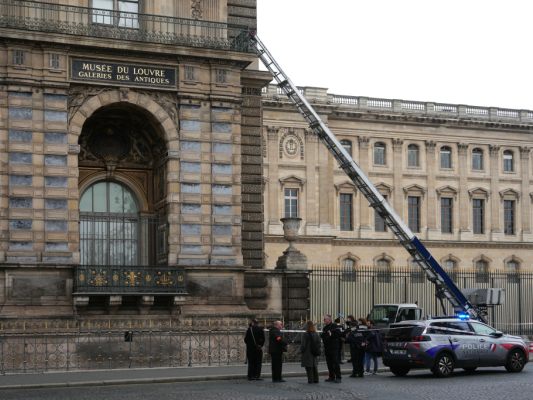 Täter flüchteten mit erbeutetem Schmuck Täter flüchteten mit erbeutetem Schmuck