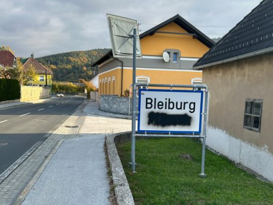 Beschmierte Ortstafeln in Kärnten Beschmierte Ortstafeln in Kärnten