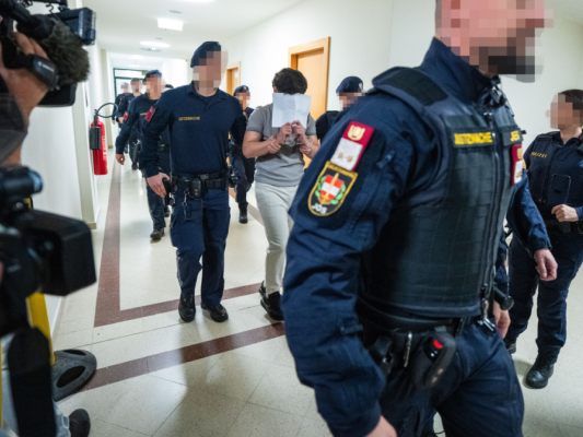 Die Hauptangeklagten wurden wieder von der Justizwache vorgeführt Die Hauptangeklagten wurden wieder von der Justizwache vorgeführt