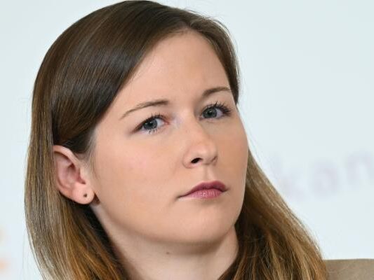 Plakolm hält am Gesetzesentwurf fest Plakolm hält am Gesetzesentwurf fest