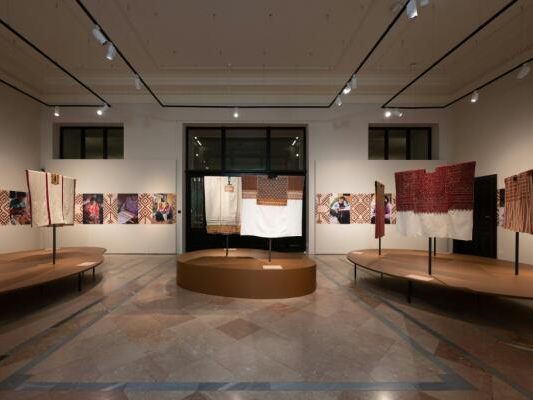 Weltmuseum-Wien-zeigt-traditionelle-indigene-Textilkunst