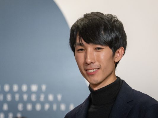 Pianist Eric Lu freut sich über 60.000 Euro Preisgeld Pianist Eric Lu freut sich über 60.000 Euro Preisgeld