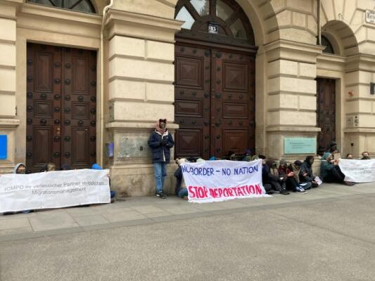 Aktivisten blockierten Eingang zu Konferenzgebäude Aktivisten blockierten Eingang zu Konferenzgebäude