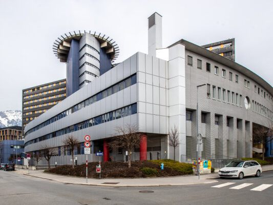 Ein 67-Jähriger starb nach einem Sturz in der Innsbrucker Klinik Ein 67-Jähriger starb nach einem Sturz in der Innsbrucker Klinik