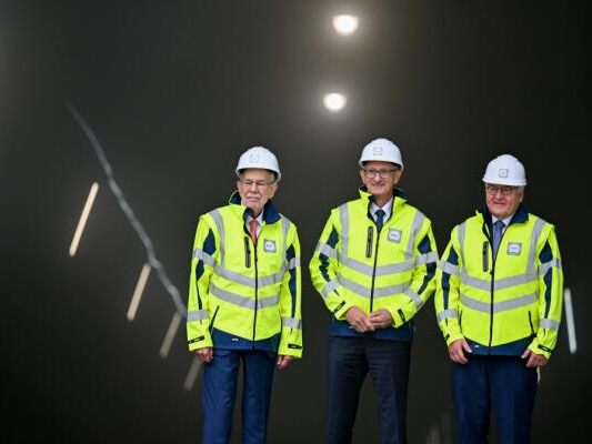 Bundespräsidenten und Landeshauptmann posierten vor dem Tunnel-Portal Bundespräsidenten und Landeshauptmann posierten vor dem Tunnel-Portal