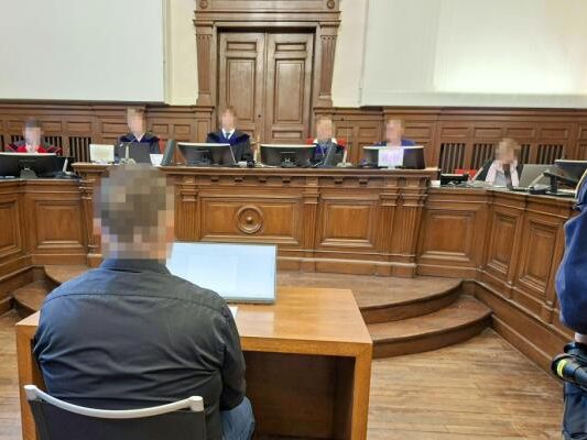 Der Angeklagte vor Prozesstart Der Angeklagte vor Prozesstart