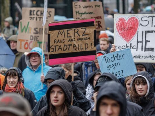 Demos-gegen-Merz-u-erung-zu-Migration-in-deutschen-St-dten