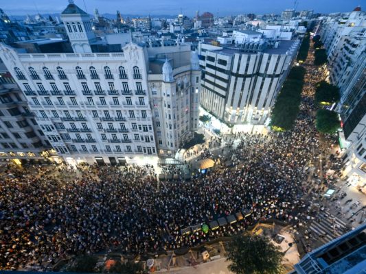 Valencia-50-000-bei-Demo-vor-Jahrestag-der-Flutkatastrophe