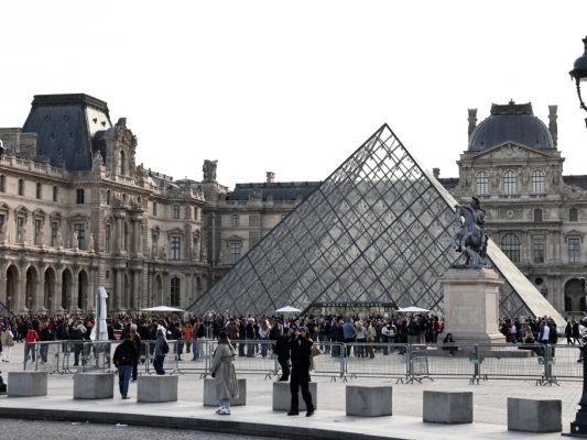 Weltberühmtes Louvre war Ziel von aufsehenerregendem Diebstahl Weltberühmtes Louvre war Ziel von aufsehenerregendem Diebstahl